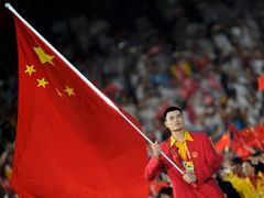 Vlajku Číny nesl před celým početným týmem sportovců pořádající země vysoký basketbalista Jao Ming.