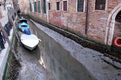 Z benátských kanálů zmizelo moře. Lidi překvapily uvízlé gondoly