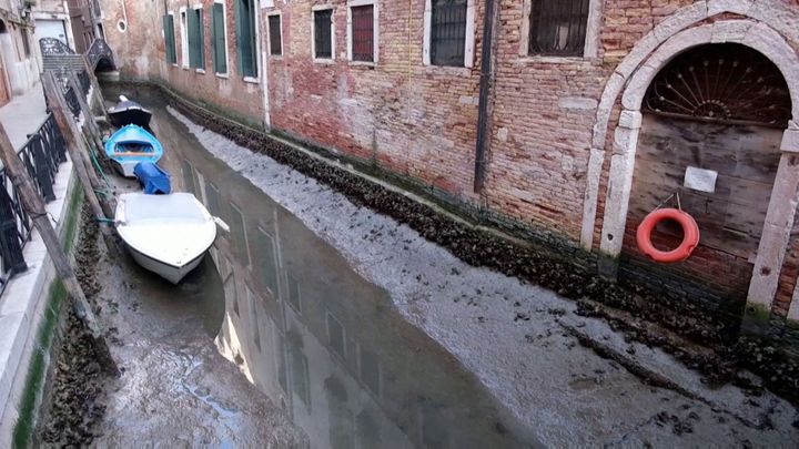 Z benátských kanálů zmizelo moře. Lidi překvapily uvízlé gondoly