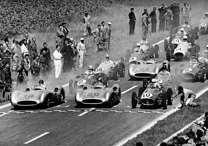 F1, VC Francie 1954 (Remeš): Juan Manuel Fangio (18), Karl Kling (20) a Hans Herrmann  (22) - Mercedes-Benz W 196 R streamliner