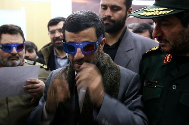 Ahmadínežád s brýlemi