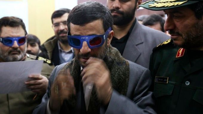 Pro prezentaci o vesmírném programu si íránský prezident nasadil 3-D brýle.