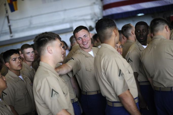 U.S. Marines prepare to line up and stand at the rails of the USS Wasp as the amphibious assault ship enters the New York Harbor for Fleet Week May 23, 2012. REUTERS/Keith Bedford (UNITED STATES - Tags: MILITARY SOCIETY MARITIME) Published: Kvě. 23, 2012, 7:36 odp.