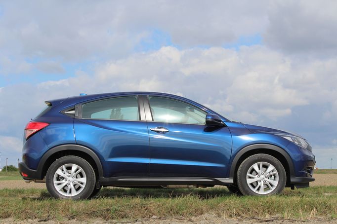 Honda HR-V využívá tvary kupé, což zvýrazňuje nepřiznanými klikami zadních dveří.