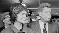 Senátor (a budoucí prezident USA) John F. Kennedy s manželkou Jacqueline se v Bostonu účastní prezidentských voleb (1960).