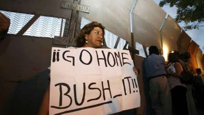 Protesty doprovázely George Bushe i na nedávné návštěvě Mexika.