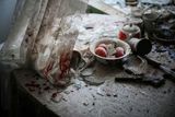 První cena v kategorii Událost - snímek. Autor: Sergej Ilnitsky. Takto vypadal stůl v kuchyni po minometném útoku. Doněck, Ukrajina.