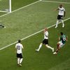 Mexičan Hirving Lozano dává gól v zápase Německo - Mexiko na MS 2018