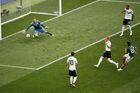 Německo prohrálo 0:1 v zápase skupiny F gólem Hirvinga Lozana z prvního poločasu.