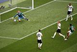 Německo prohrálo 0:1 v zápase skupiny F gólem Hirvinga Lozana z prvního poločasu.