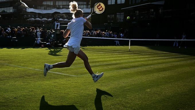 Kateřina Siniaková při utkání 1. kola letošního Wimbledonu