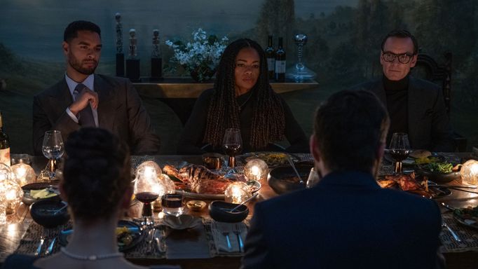 Večeře plná napětí probíhá plně v režii tajného agenta George (Michael Fassbender).
