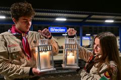 Skauti přivezli z Lince do Brna betlémské světlo, rozvezou je za týden