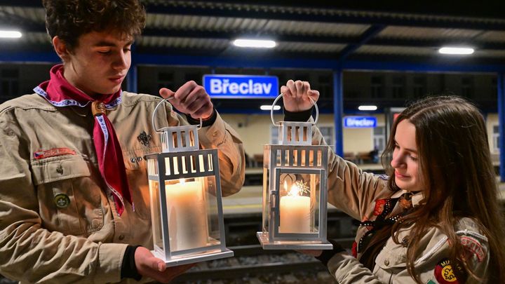 Skauti přivezli z Lince do Brna betlémské světlo, rozvezou je za týden; Zdroj foto: ČTK