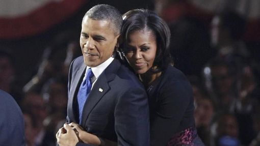 Barack Obama v objetí své manželky Michelle si užívají vítězné ovace. Chicago