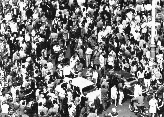 Fotoreprodukce dobového policejního vyšetřovacího spisu k srpnovým událostem v roce 1969.