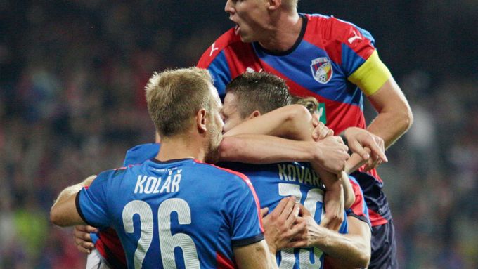 Bude český fotbal ve čtvrtek večer slavit? Ladislav Vízek věří, že ano.