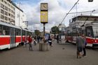 Policie zavřela nejkratší cestu od tramvaje na brněnské nádraží