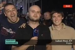 Video: Srbští rowdies objímali redaktora ČT
