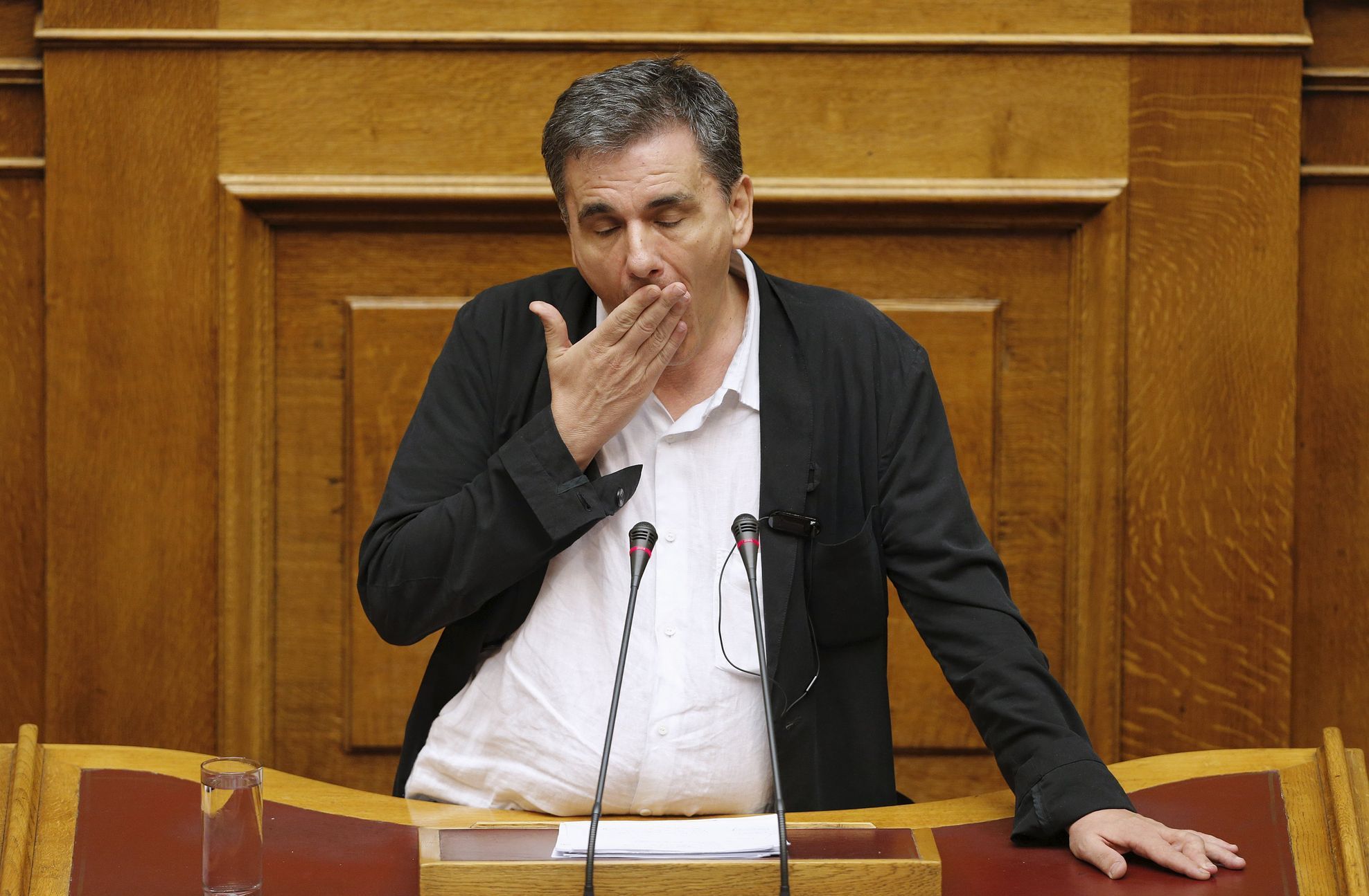 Řecký ministr financí Euklidis Tsakalotos při nočním zasedání parlamentu v Aténách.