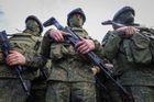Ruský voják se chlubí, že spoutal a zavřel do sklepa ženu, protože mluvila ukrajinsky