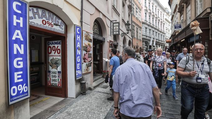 Pomohl nový zákon v boji proti pochybným směnárnám? Prošli jsme "známé firmy" v centru Prahy.