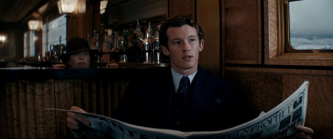Victoria Yeatesová v roli Bunty a Callum Turner coby Theseus Scamander.