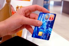 Češi platí častěji kartou, kreditky ale rádi nemají