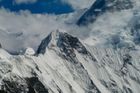 "Pokud přežije, bude to zázrak." Alpinistka uvízla se zlomenou nohou, zásoby se tenčí