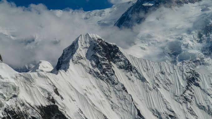 Další tým se k ruské alpinistce přiblížil na vzdálenost 1 100 metrů, ale výstup musel na poslední chvíli vzdát.