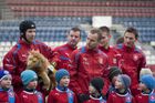 Na Andrově stadionu od nich nejprve dostali plyšového lva pro štěstí a poté si s nimi chvilku zatrénovali.