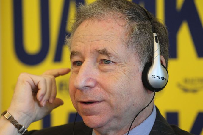 Prezident FIA Jean Todt poslouchá dotazy během tiskové konference ÚAMK.