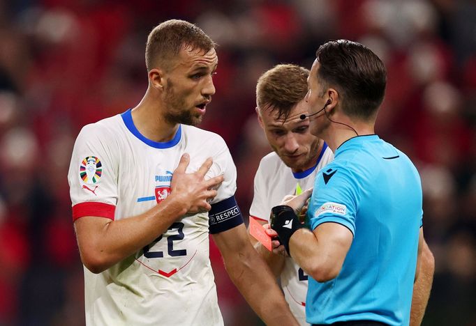 Tomáš Souček protestuje u rozhodčího Dannyho Makkelie