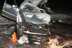 Kamion při nehodě rozpůlil auto, řidič v něm zemřel