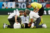 Už po šestnácti minutách musel německý trenér Löw sáhnout do sestavy a kvůli zranění nahradil Khediru Schweinsteigerem.