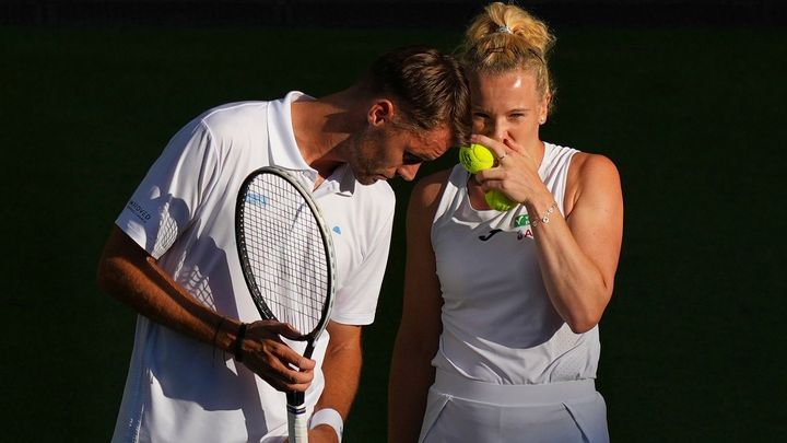 Siniaková bojuje o další titul z Wimbledonu, první s mužem. Vrcholí drama první sady; Zdroj foto: Reuters