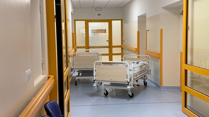 V budějovické nemocnici zaútočil muž mačetou na psychiatrii, čtyři lidé jsou zranění