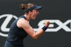 Bojovnice Krejčíková znovu odvracela mečboly. Na trávě zářili i Menšík a Nosková