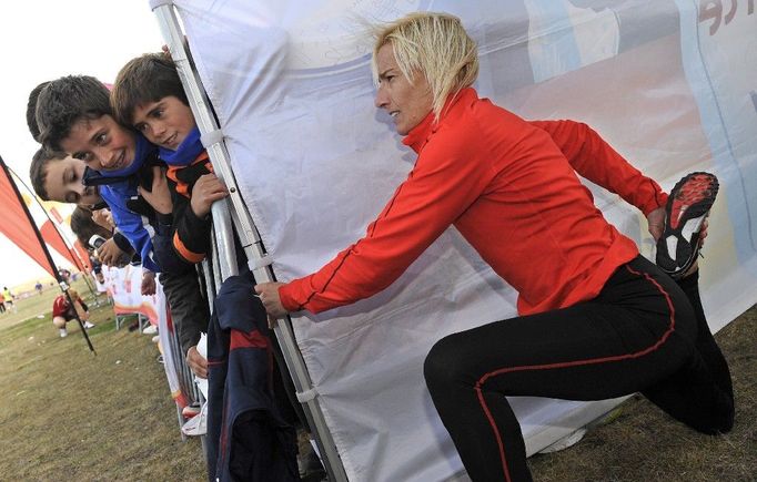 Španělka Marta Dominguezová se rozcvičuje před závodem Atapuerca cross country, který se běžel na severu Španělska.