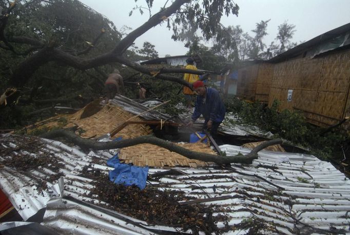 Residents retrieve their belongings after their house was destroyed by a fallen tree caused by Typhoon Bopha in Cagayan de Oro City, southern Philippines December 4, 2012. At least 34 people, mostly soldiers, were killed after flash flood struck a military temporary command post in New Bataan, Compostela Valley, local media reported. REUTERS/Stringer (PHILIPPINES - Tags: DISASTER ENVIRONMENT SOCIETY) Published: Pro. 4, 2012, 12:49 odp.