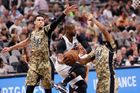 Warriors a Spurs prodloužili v NBA vítězné domácí série