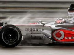 Obhájce titulu Fernando Alonso pilotuje svůj nový McLaren na trati ve Valencii.