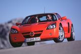 Po konceptu z roku 1999 následovala o 12 měsíců později sériová verze. Řeč je o Opelu Speedster, který využíval platformu Lotusu Elise, vážil méně než tunu a ve vrcholné verzi ho poháněl dvoulitrový turbomotor. Lehký roadster nahradil model GT, který ovšem upadl do zapomnění.