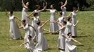 Actresses, playing the role of priestesses, take part in the torch lighting ceremony of the London 2012 Olympic Games at the site of ancient Olympia in Greece May 10, 2012. REUTERS/Mal Langsdon (GREECE - Tags: SPORT OLYMPICS) Published: Kvě. 10, 2012, 9:50 dop.