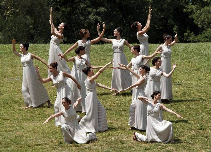 Actresses, playing the role of priestesses, take part in the torch lighting ceremony of the London 2012 Olympic Games at the site of ancient Olympia in Greece May 10, 2012. REUTERS/Mal Langsdon (GREECE - Tags: SPORT OLYMPICS) Published: Kvě. 10, 2012, 9:50 dop.