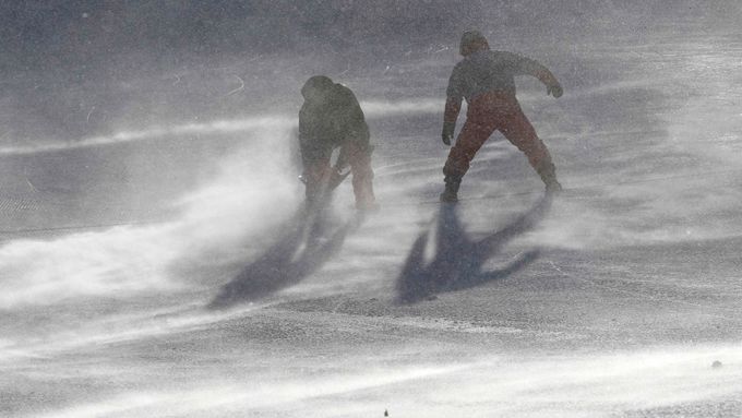 Pracovníci, kteří mají na trati na starosti branky, bojují s větrem na sjezdovce, na které se měl jet obří slalom žen.