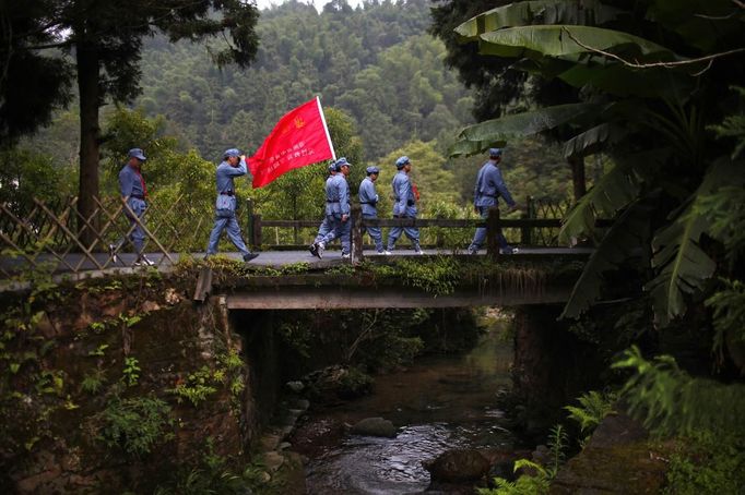 Mid-level government officials dressed in red army uniforms walk after their visit to a memorial site during their 5-day training course at the communist party school called China Executive Leadership Academy of Jinggangshan, in Jiangxi province, in this September 21, 2012 file photo. With China's economy slowing and public scrutiny of officials on the rise via social media, the party is likely to endorse deepening its training push when Hu passes the baton to new leaders at the 18th Party Congress, which is expected to be held as early as next month. China's cadre training system is run out of academies across the country, some focusing on practical aspects of 21st century communism such as handling the media and management skills, including role-play scenarios on how to manage a variety of crises from mass protests to train crashes. Picture taken September 21, 2012. REUTERS/Carlos Barria/Files (CHINA - Tags: POLITICS SOCIETY) Published: Zář. 25, 2012, 9 odp.