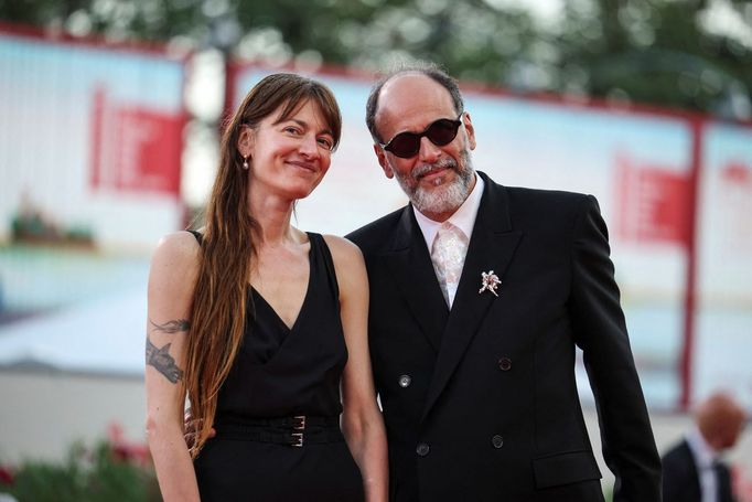 Režisér Luca Guadagnino a sochařka Andra Ursuta na benátské premiéře filmu Queer.