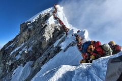 Everest je přelidněný. Zemřeli další dva lidé, horolezci kolabují v dlouhých frontách