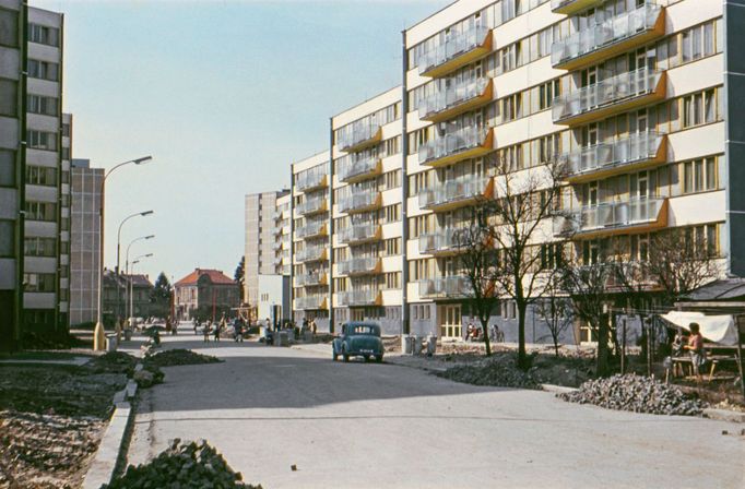 Historické budovy Lineckého předměstí ustoupily na počátku 60. let panelovému Sídlišti Lidická. V roce 1964 se v domech na ulici L. M. Pařízka už bydlelo. Duben 1964.